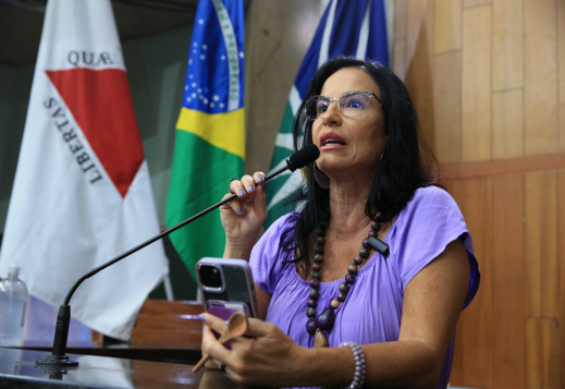 Vereadora Cláudia Guerra na tribuna da Câmara Municipal de Uberlândia, 2024. 
Foto: Aline Rezende.